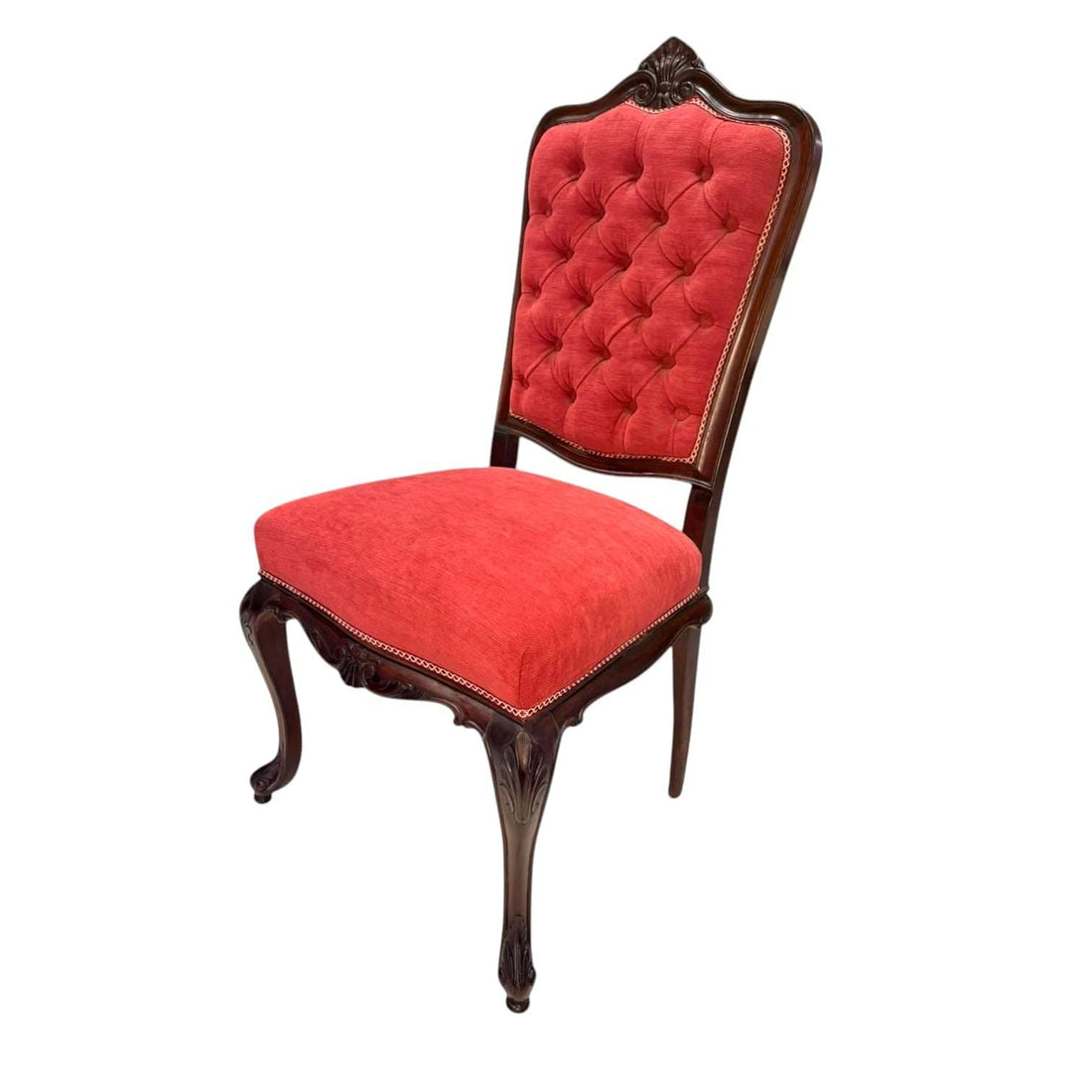 Este Lote de 3 Sillas estilo Luis XV es una pieza excepcional que reúne elegancia, tradición y funcionalidad. 