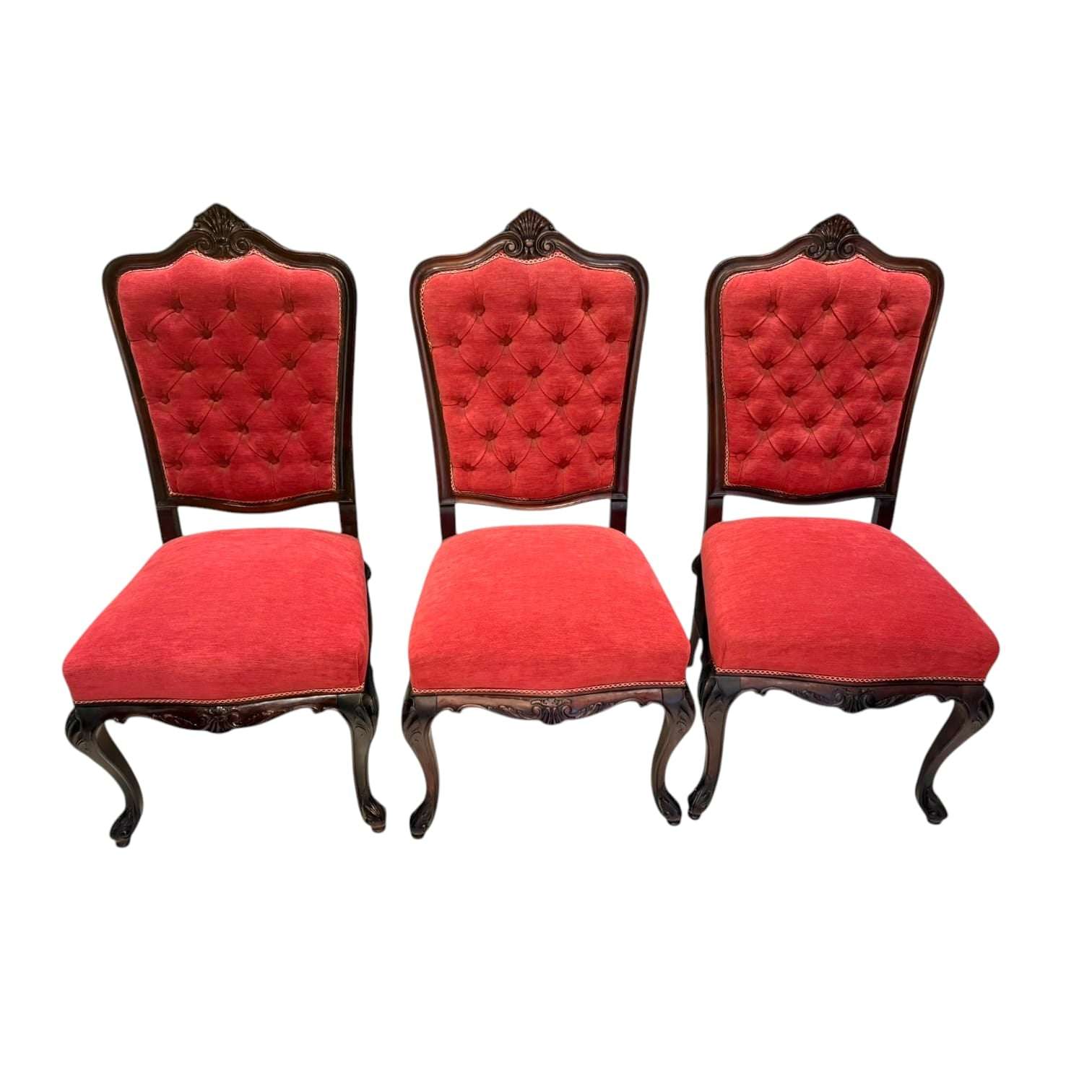 Este Lote de 3 Sillas estilo Luis XV es perfecto para quienes buscan piezas con historia, estilo y valor real, alejadas de la producción en serie. Una elección ideal para coleccionistas, amantes de la decoración clásica o quienes desean elevar el nivel estético de su hogar.