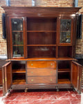 Librería-aparador de caoba maciza con puertas inferiores abiertas, revelando amplio espacio de almacenamiento. Diseño clásico y funcional para el hogar.