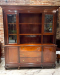 Mueble librería-aparador de caoba maciza con estantes abiertos y vitrinas laterales. Perfecto para un estilo clásico y funcional en el hogar.