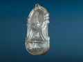 Decoración devocional de pared, benditera antigua de metal plateado con imagen de la Virgen de los Desamparados y recipiente para agua bendita.
