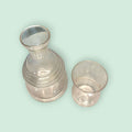 Botella con vaso de cristal antigua para agua grabada, conjunto decorativo de vidrio transparente con detalles florales. Ideal para decoración vintage.