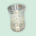 Vaso de cristal antiguo grabado con diseño floral, parte del set Botella con vaso de cristal antigua para agua grabada. Perfecto para decoración elegante.