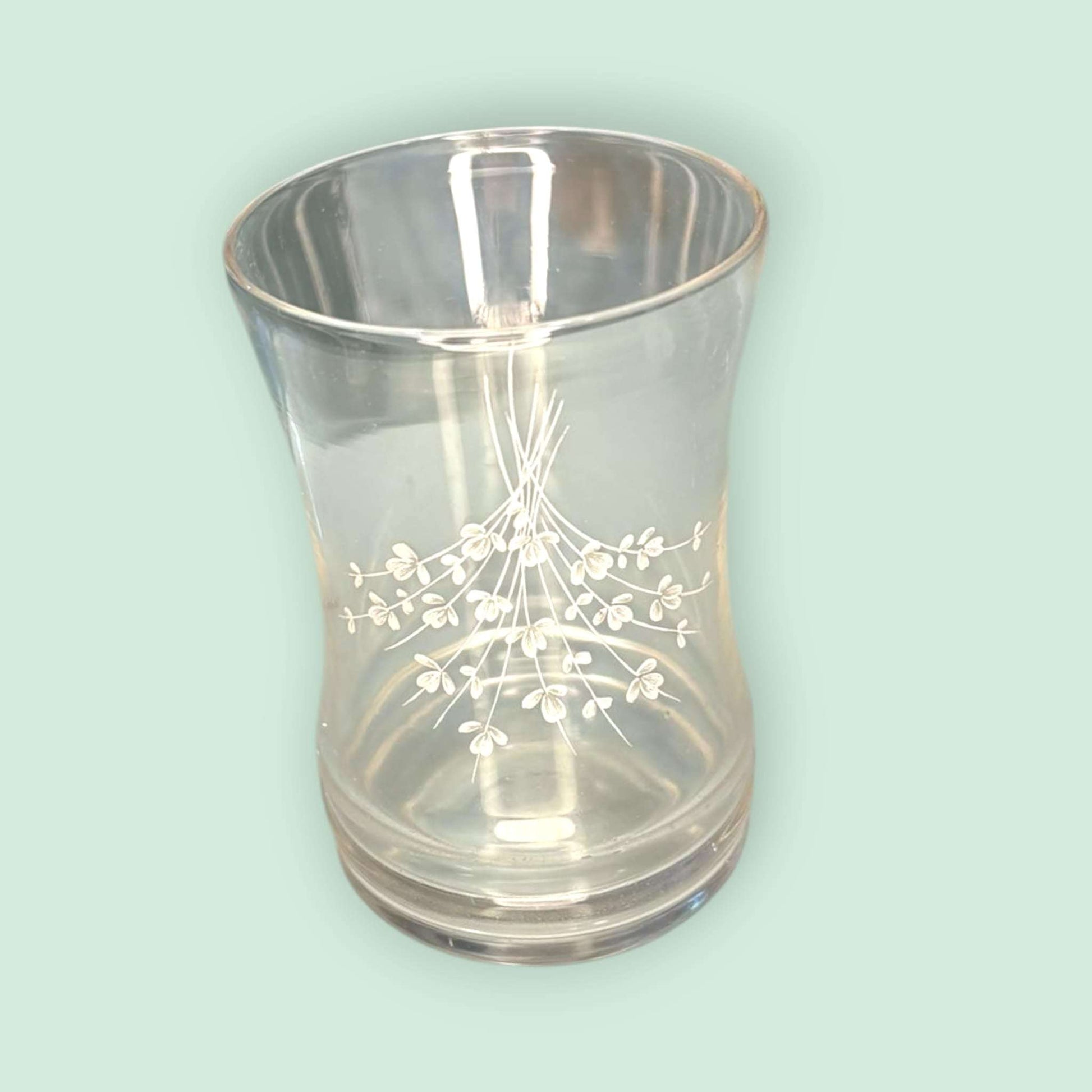 Vaso de cristal antiguo grabado con diseño floral, parte del set Botella con vaso de cristal antigua para agua grabada. Perfecto para decoración elegante.