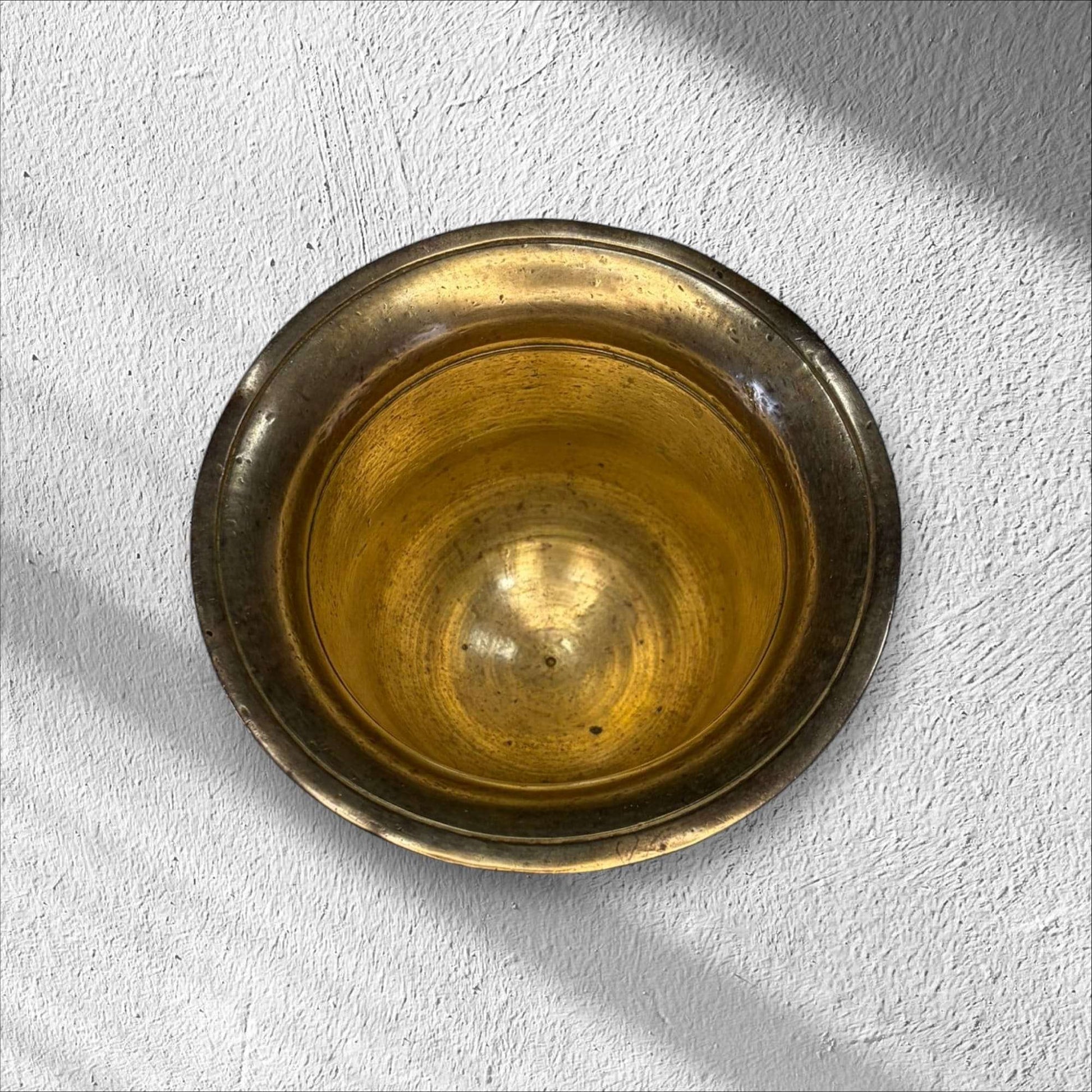 Vista superior del mortero de bronce antiguo, interior cóncavo bien conservado, ideal para decoración con historia y carácter.