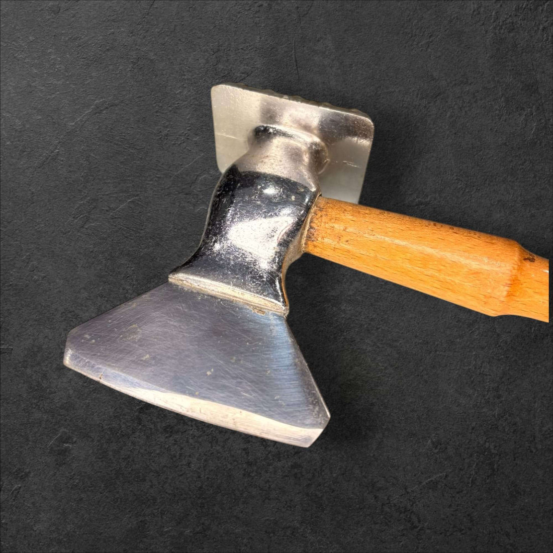 Martillo y hachuela para carne de acero con mango de madera, herramienta antigua decorativa para cocina rústica. Ideal para coleccionistas de utensilios vintage.
