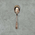 Vista superior de cuchara azucarera de metal plateado vintage, pieza decorativa ideal para estilo retro en cocina o comedor.