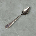 Cuchara de pomelo de diseño vintage en metal plateado, ideal para decoración de cocina o comedor con estilo clásico refinado.