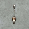 Cuchara de pomelo vintage de metal plateado con mango ornamentado, pieza decorativa única para mesa elegante y colección retro.