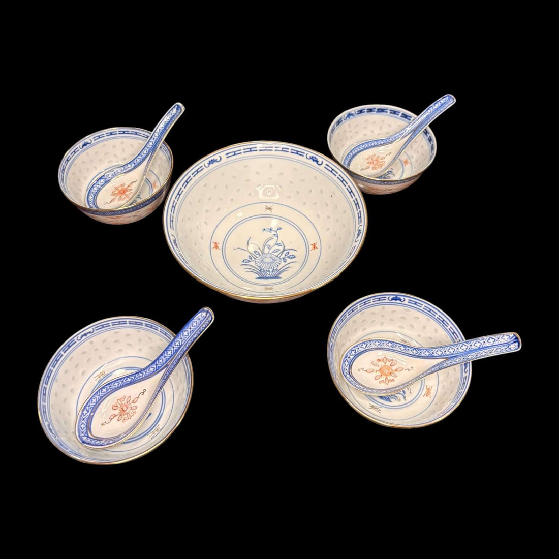 Lote de porcelana china con tazón grande y 4 cuencos con cucharas en azul, blanco y detalles rojos. Ideal para decoración de mesa elegante.