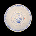 Cuenco de porcelana china con diseño floral azul, detalles rojos y perforaciones decorativas. Parte del lote de porcelana china: tazón + 4 cuencos y cucharas.