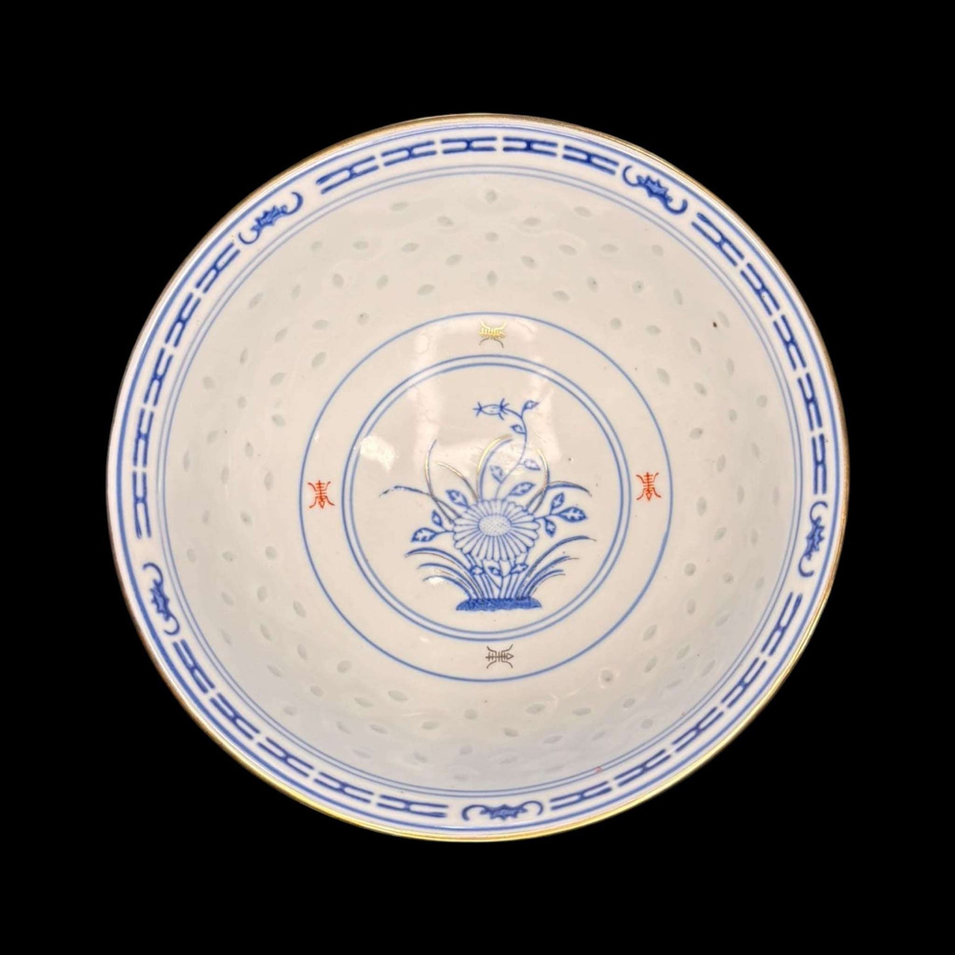 Cuenco de porcelana china con diseño floral azul, detalles rojos y perforaciones decorativas. Parte del lote de porcelana china: tazón + 4 cuencos y cucharas.