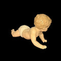 Figura de porcelana Nao Lladró vista trasera, bebé gateando con chupete, perfecta para decoración elegante y coleccionismo.