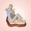 Detalle posterior de la figura decorativa Nao Lladró en porcelana, niño en actitud tierna con perro, ideal para colección o regalo especial.