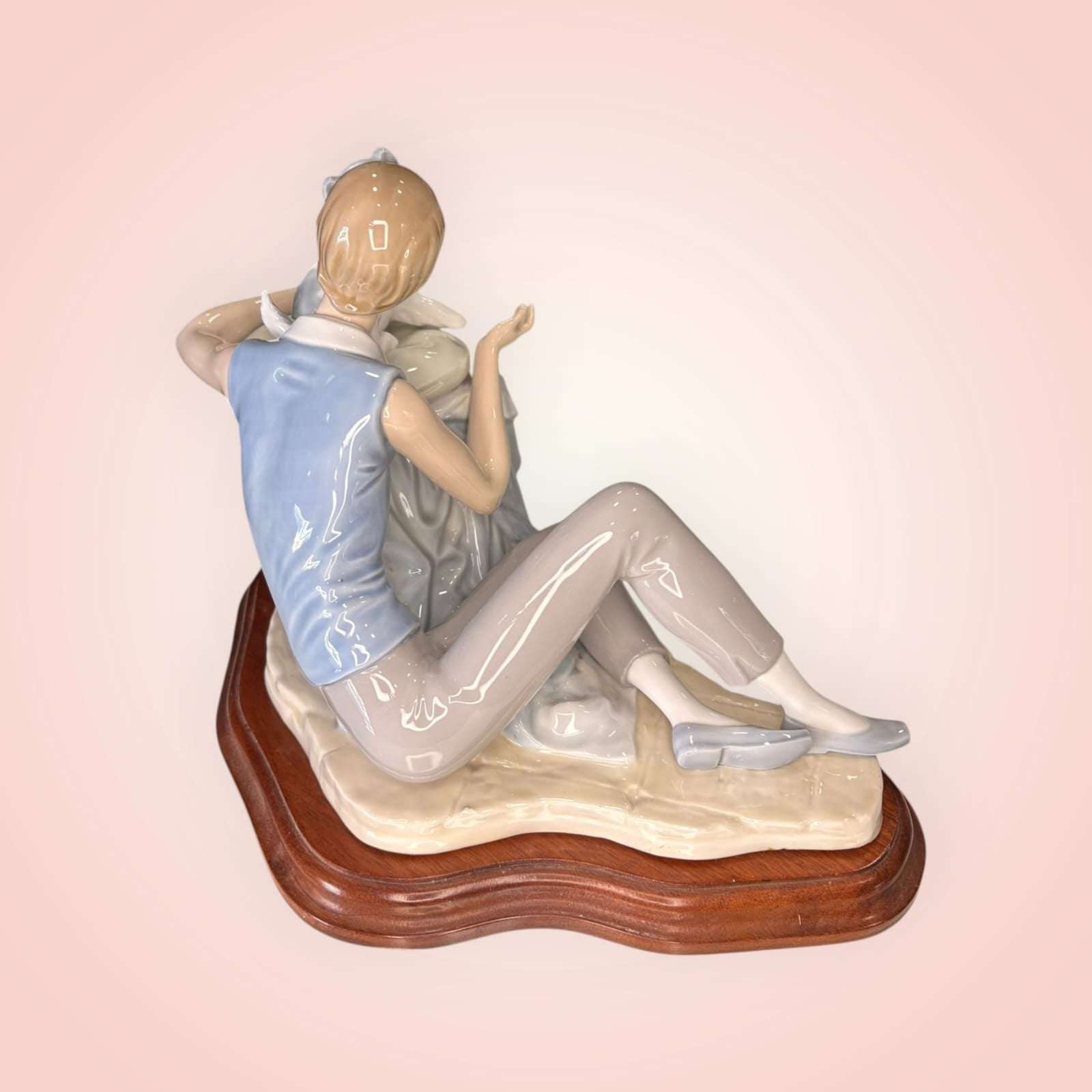 Detalle posterior de la figura decorativa Nao Lladró en porcelana, niño en actitud tierna con perro, ideal para colección o regalo especial.