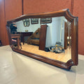 Vista lateral del espejo rectangular de caoba clásica con cristal biselado, mostrando su marco robusto y acabado artesanal.