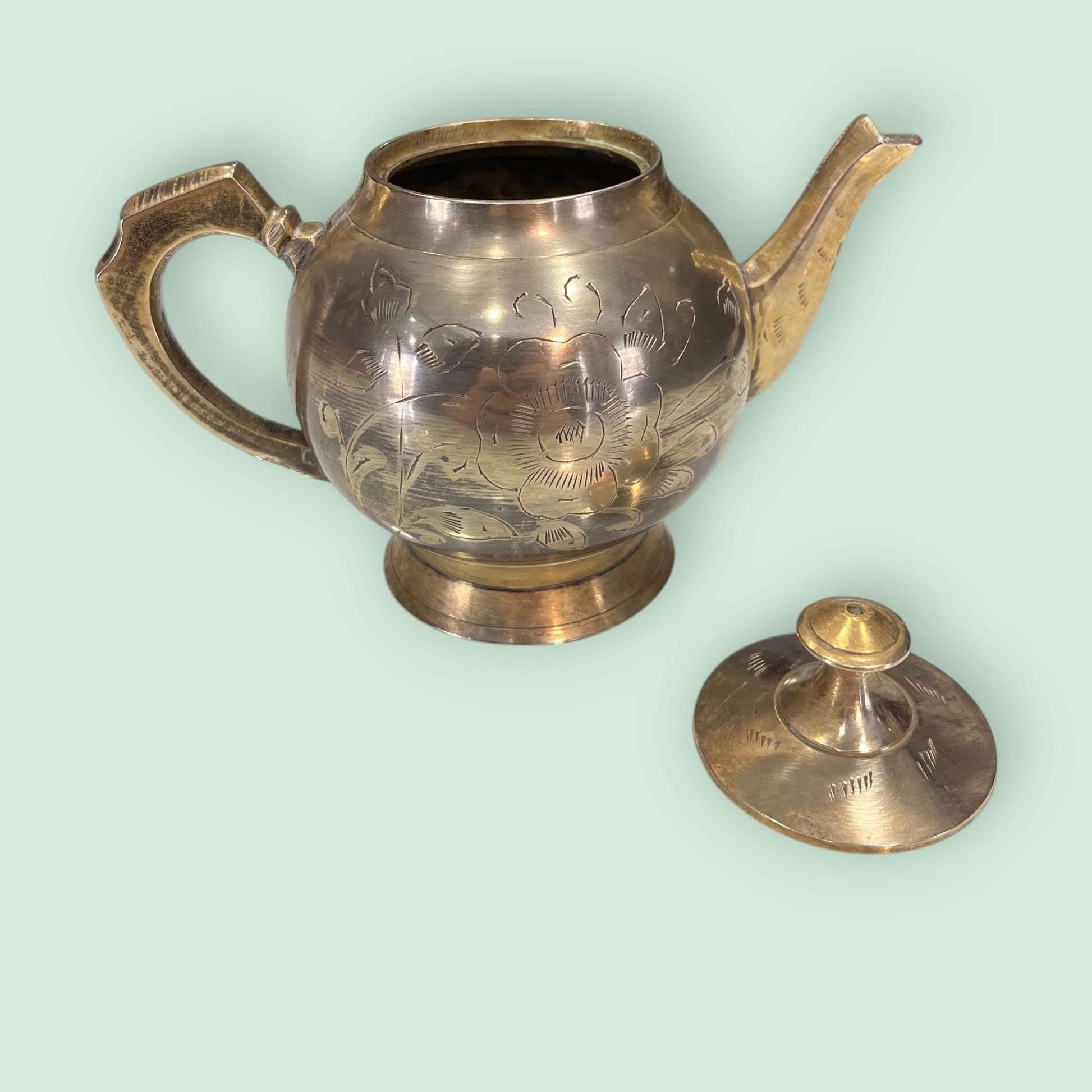 Tetera de metal dorado antigua sin tapa, mostrando interior y detalles grabados, perfecta para decoración clásica en Home & Garden > Decor.