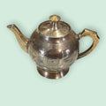 Tetera de metal dorado antigua grabada con tapa, vista en ángulo, excelente para añadir un toque clásico a la decoración del hogar.