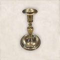 Candelabro de metal dorado antiguo con diseño clásico y acabado pulido, ideal para decoración de interiores en estilo vintage o tradicional.