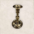 Elegante candelabro de metal dorado antiguo, pieza decorativa perfecta para iluminación clásica en eventos o espacios del hogar.