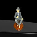 Figura artesanal Lladró de marinero fumando pipa, sentado sobre base de madera. Decoración de porcelana para hogar, pieza de colección única.
