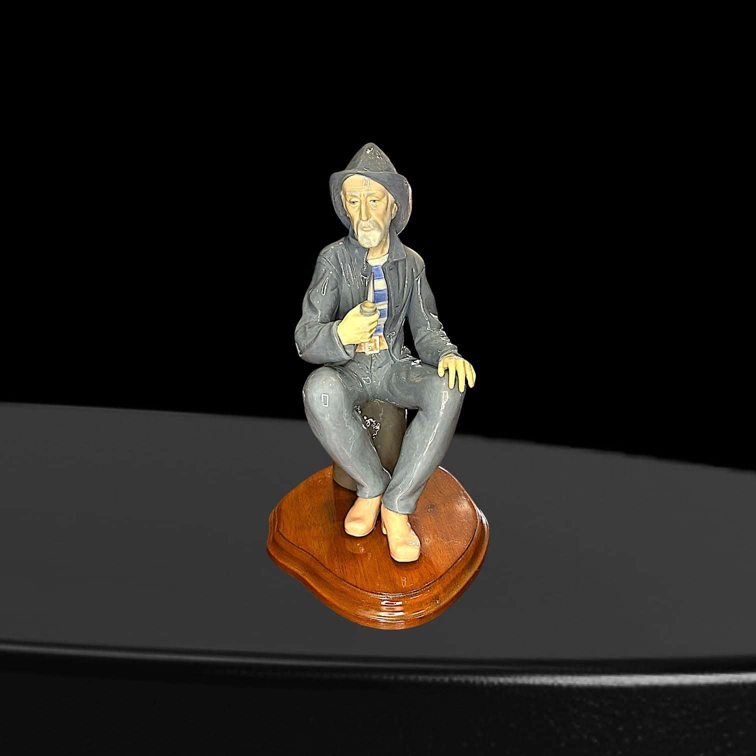 Marinero fumando pipa Lladró original, figura de porcelana artesanal española con detalles realistas y base de madera, ideal para decoración náutica.