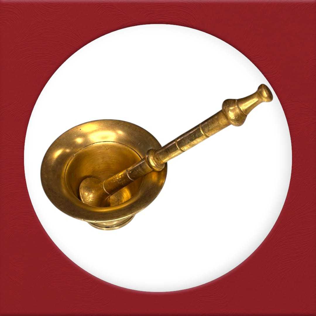 Mortero de bronce antiguo con maja original, diseño clásico y funcional. Perfecto para uso decorativo en cocinas vintage o espacios tradicionales.