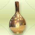 Jarrón de metal dorado vintage años 70 con cuello estrecho y acabado brillante. Decoración elegante y limitada para interiores con estilo retro.