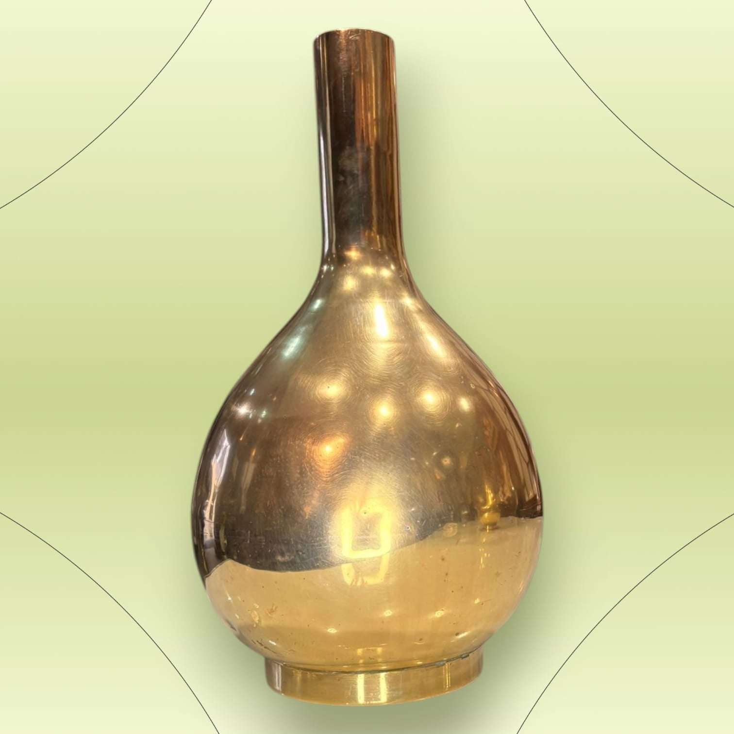 Jarrón de metal dorado vintage años 70 con cuello estrecho y acabado brillante. Decoración elegante y limitada para interiores con estilo retro.