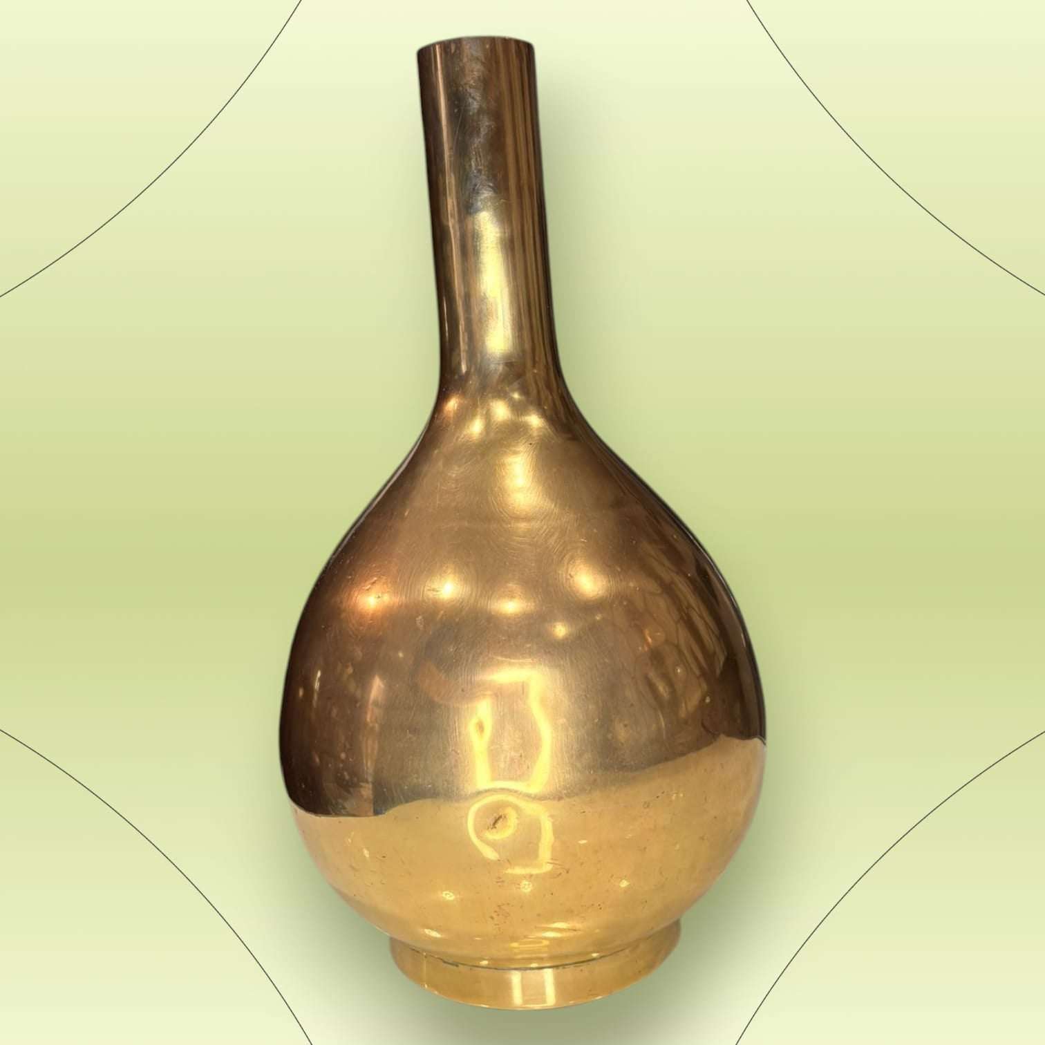 Jarrón de metal dorado vintage años 70 con cuello estrecho y acabado brillante. Decoración elegante y limitada para interiores con estilo retro.