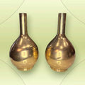 Jarrones de metal dorado vintage años 70 con cuello estrecho y acabado brillante. Decoración elegante y limitada para interiores con estilo retro.