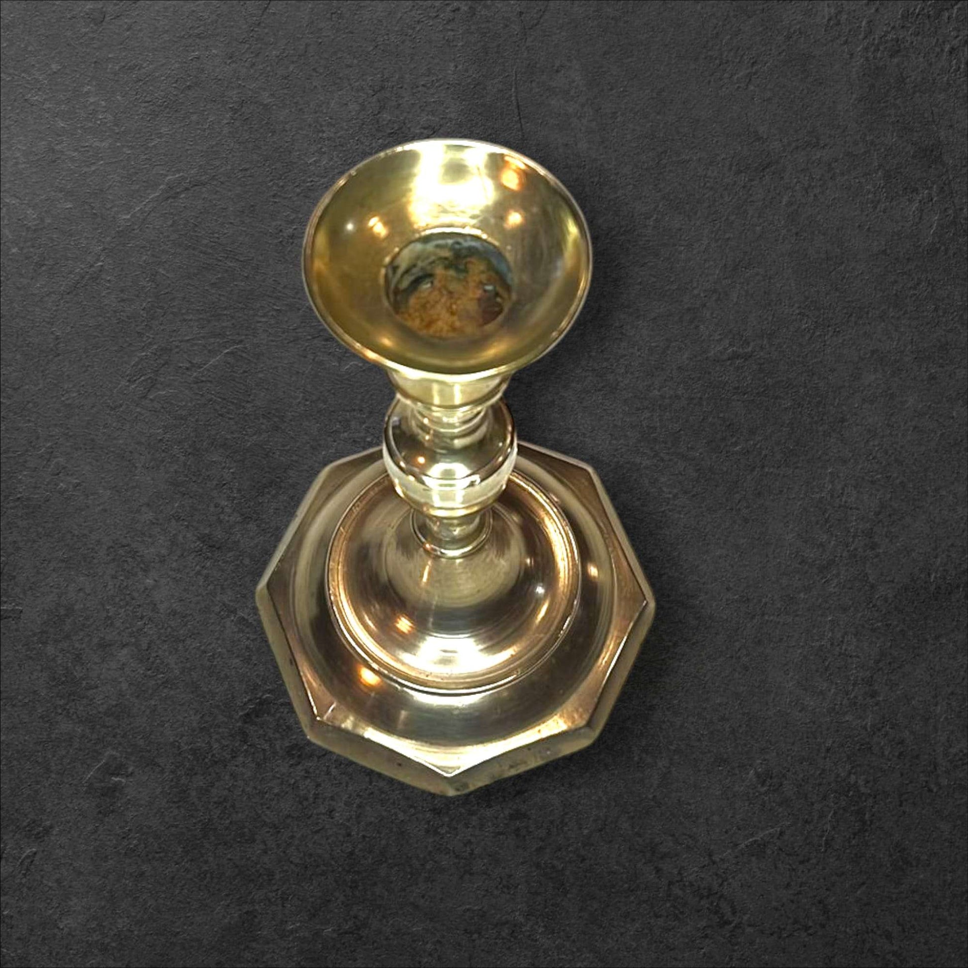 Detalle superior del candelabro de bronce clásico, mostrando el portavela profundo, ideal para decoraciones auténticas y vintage.