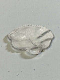Elegante plato de cristal con diseño natural de hoja y asa integrada, perteneciente al lote de platos antiguos decorativos.
