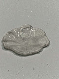 Plato decorativo de cristal prensado con diseño de hoja y borde ondulado, parte del lote de platos de cristal antiguos.