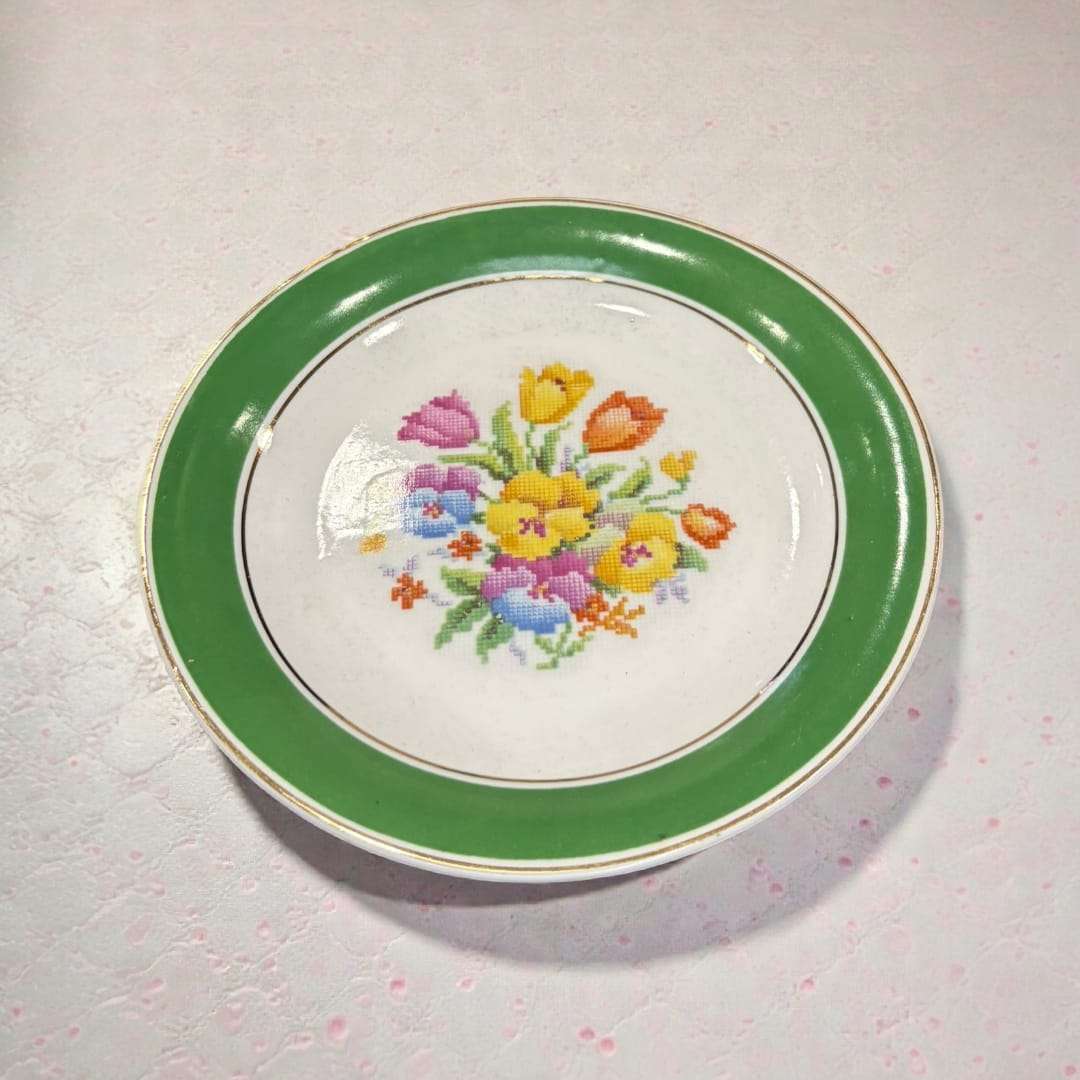 Plato decorativo Jäger de porcelana alemana antigua con flores pintadas y borde verde, pieza única para colección de decoración clásica.