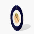 Plato decorativo Limoges antiguo francés con pintura de molino y borde azul, pieza coleccionable de porcelana ideal para decoración elegante.