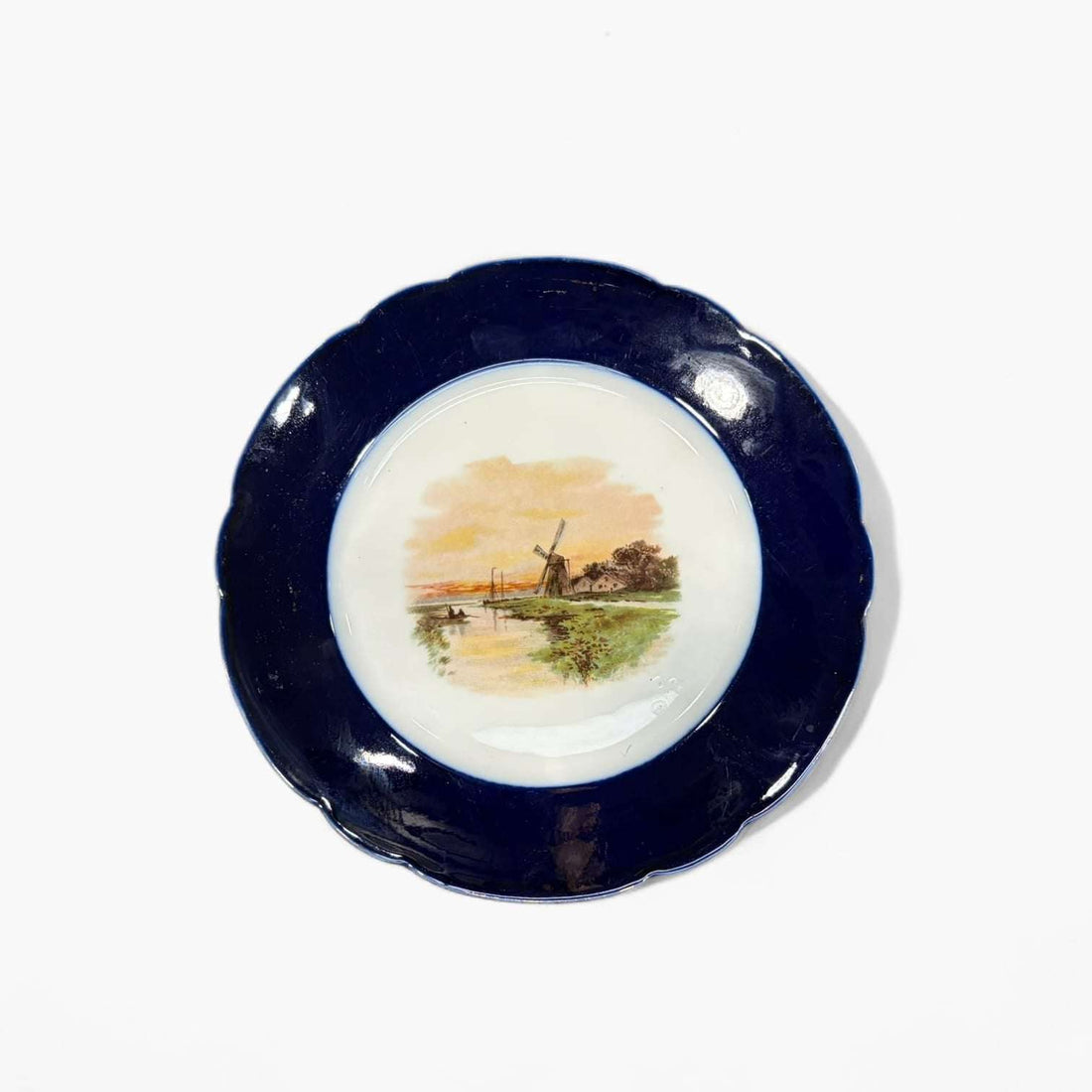 Plato de porcelana Limoges antiguo francés pintado único con paisaje de molino y borde azul cobalto, ideal para decoración vintage.