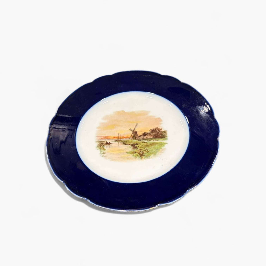 Plato de porcelana Limoges antiguo francés pintado único con paisaje de molino y borde azul cobalto, ideal para decoración vintage.