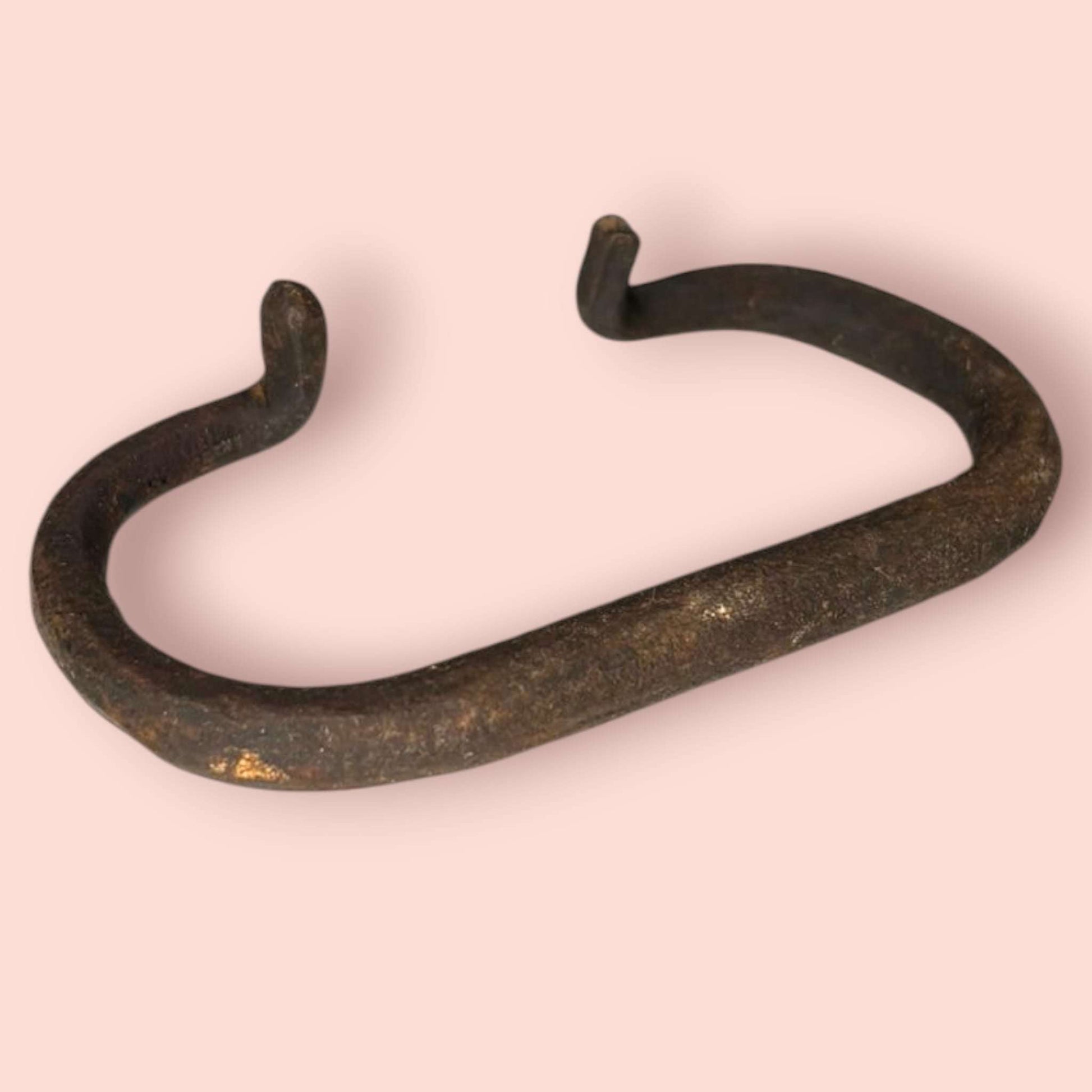 Pareja de asas plegables de baúl antiguas de hierro únicas con acabado envejecido. Tiradores ideales para restauración de muebles vintage.