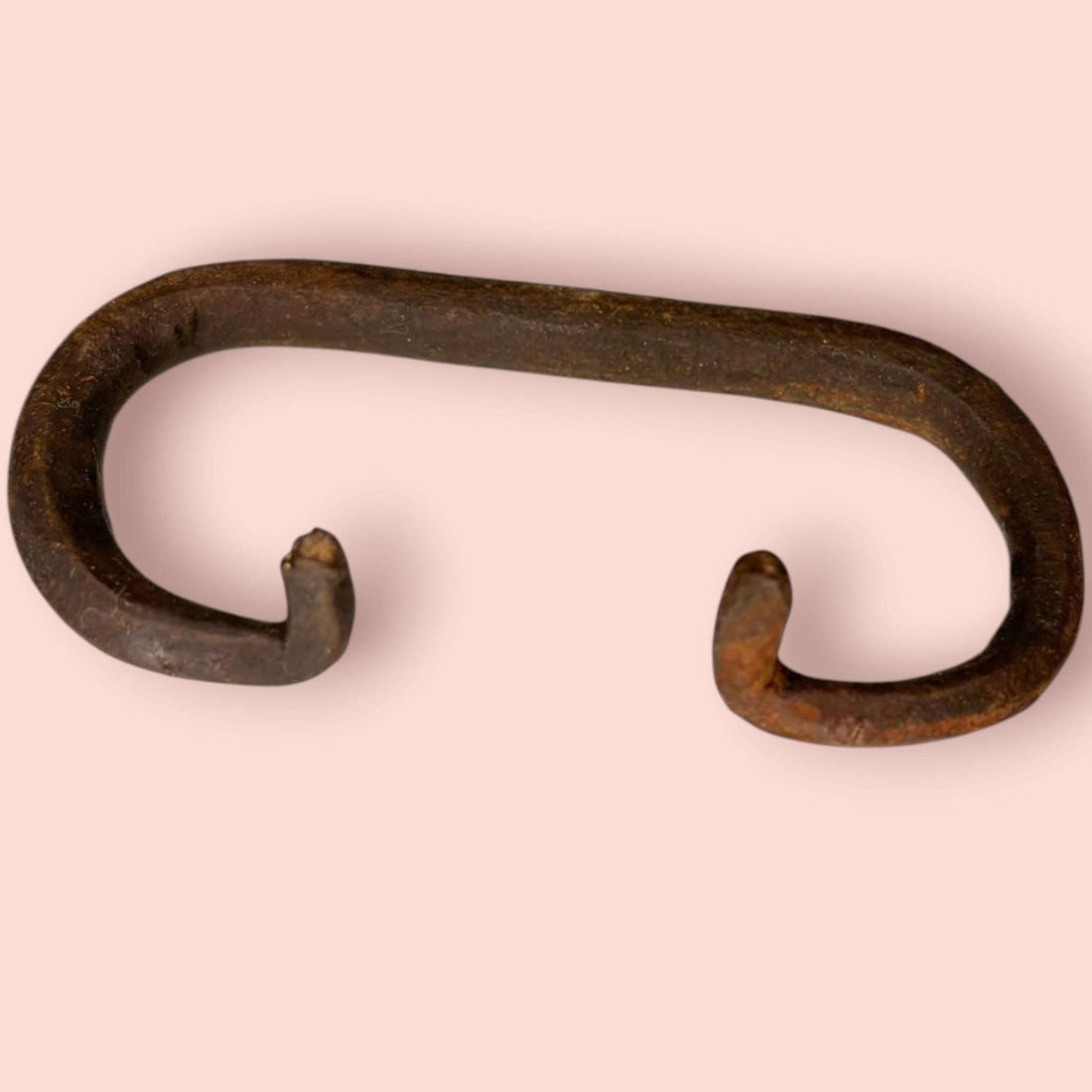 Pareja de asas plegables de baúl antiguas de hierro únicas con acabado envejecido. Tiradores ideales para restauración de muebles vintage.