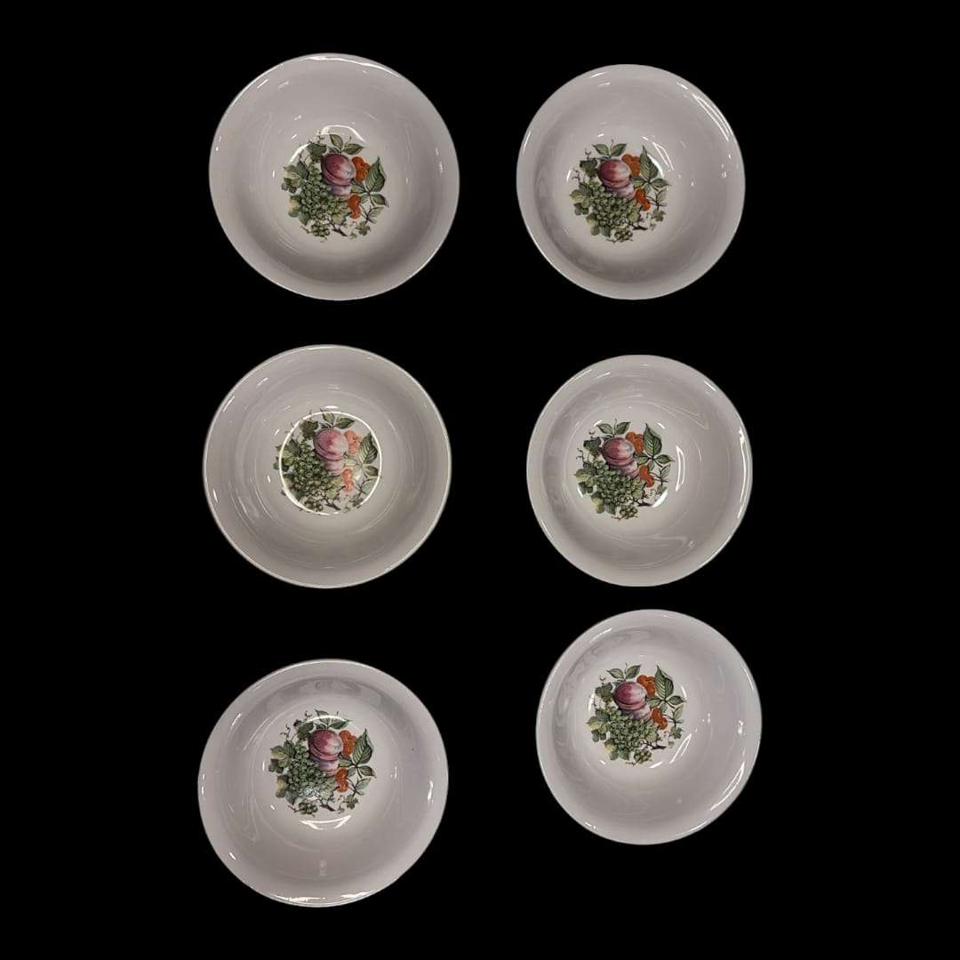 Lote de cuencos Pontesa de porcelana española vintage con diseño floral y frutas en el centro. Conjunto decorativo ideal para mesa o colección.