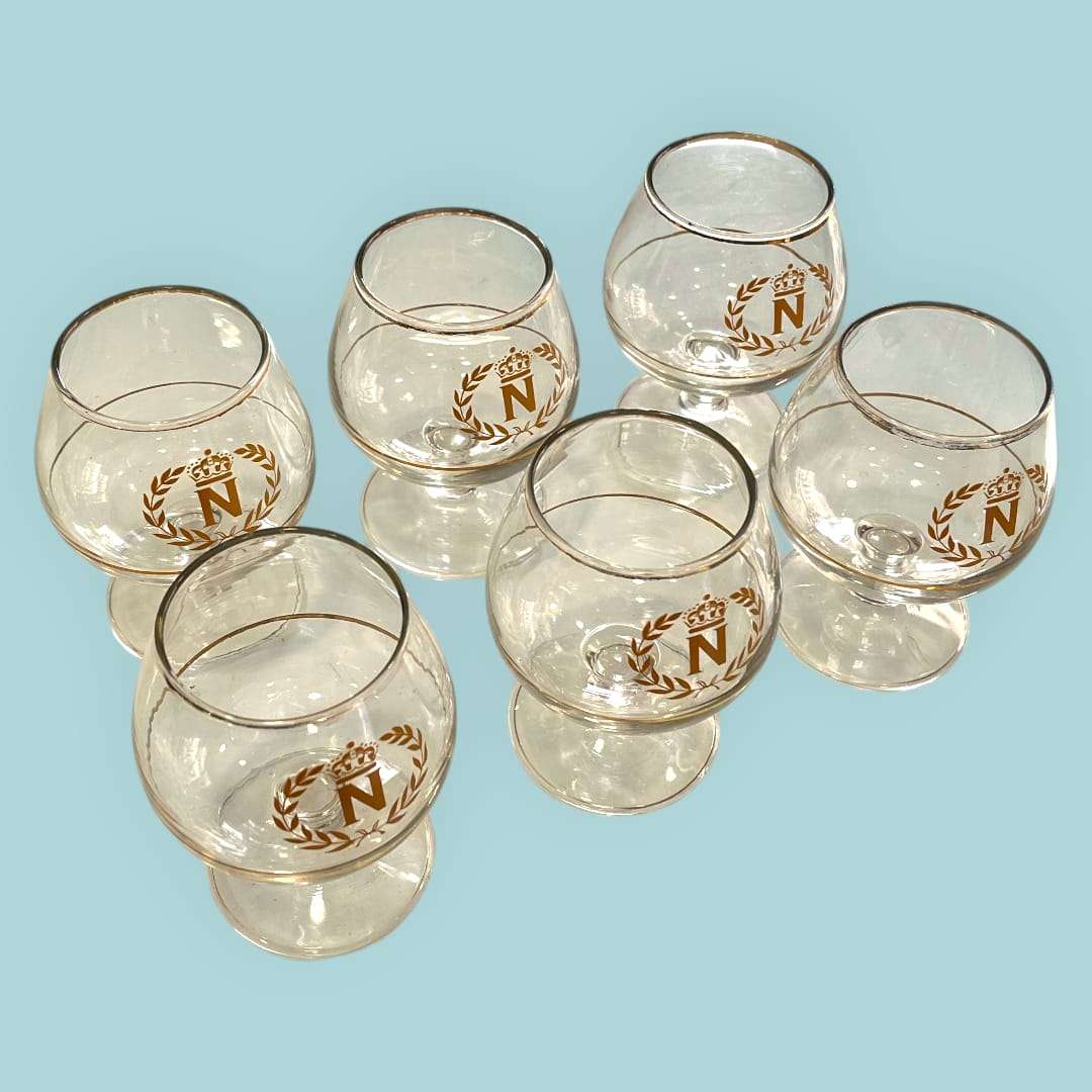 Lote de copas Napoleón de cristal con decoración dorada y emblema imperial. Juego vintage ideal para decoración elegante o regalo exclusivo.