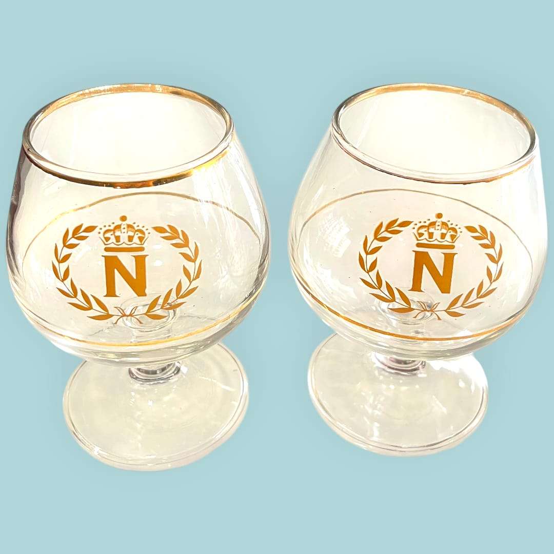 Lote de copas Napoleón de cristal con decoración dorada y emblema imperial, ideal para decoración elegante en el hogar o regalo coleccionista.