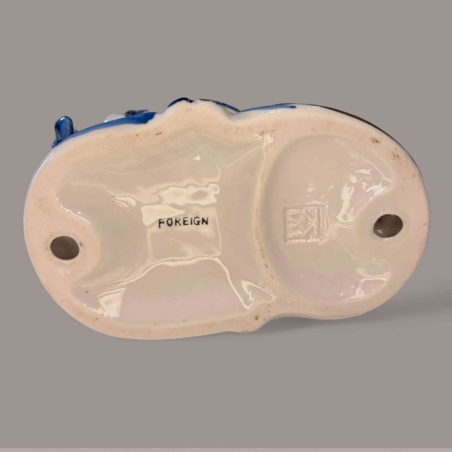 Base de figura de porcelana continental vintage azul y blanco con sello 'FOREIGN' y marca grabada, pieza decorativa de colección limitada.