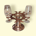 Soporte para copas de cobre antiguo con diseño circular y copas Ducal, pieza decorativa exclusiva para coleccionistas o uso elegante.