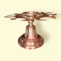 Soporte para copas de cobre antiguo con base sólida y estructura artística, perfecto para decoración de hogar con estilo vintage.