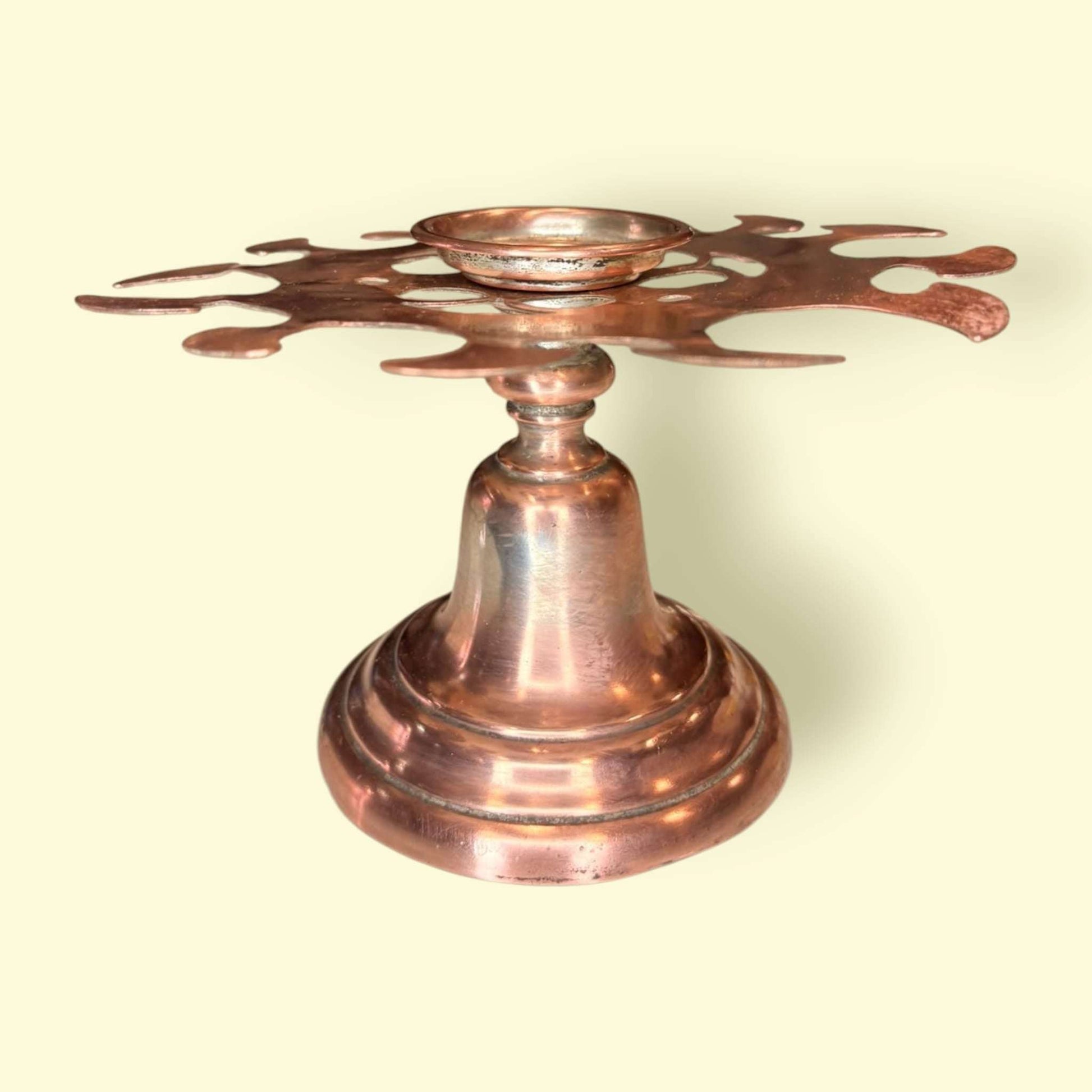 Soporte para copas de cobre antiguo con base sólida y estructura artística, perfecto para decoración de hogar con estilo vintage.