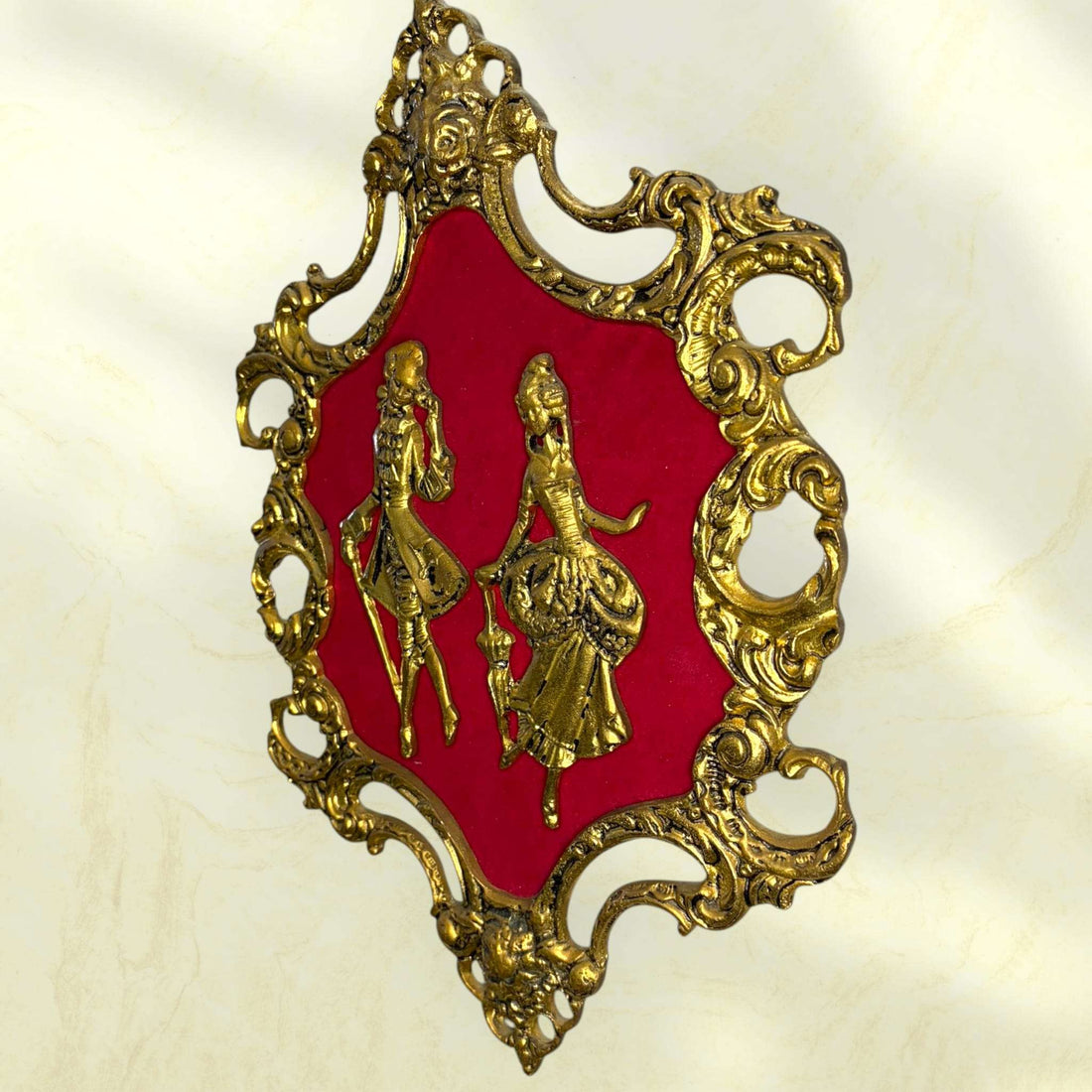 Metopa de bronce dama y caballero victoriano rococó con marco calado dorado y fondo rojo, ideal para decoración clásica de interiores.