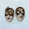 Máscaras de porcelana venecianas Galos y Ocer únicas con acabado brillante y detalles dorados, decoración elegante para espacios interiores.