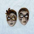 Máscaras de porcelana venecianas Galos y Ocer únicas en tonos dorados y plateados con incrustaciones brillantes, ideales para decoración artística.